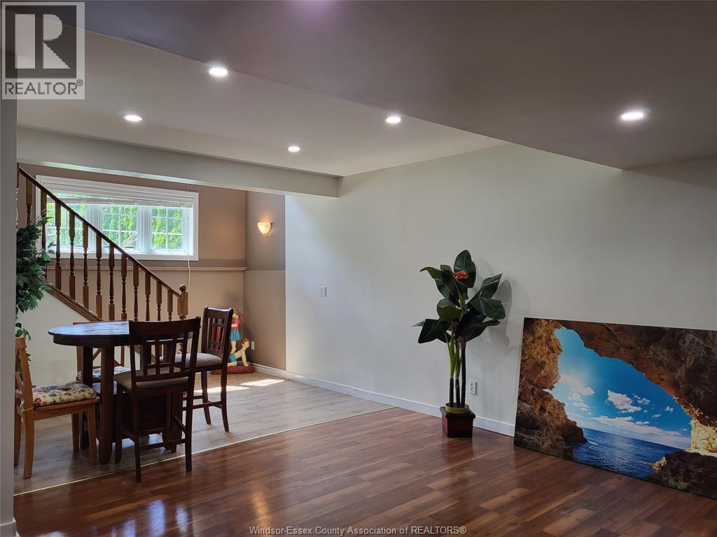 340 WHITE CRESCENT - 25