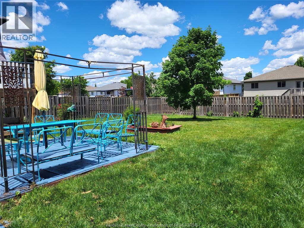 340 WHITE CRESCENT - 35