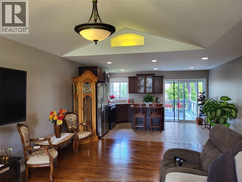 340 WHITE CRESCENT - 3