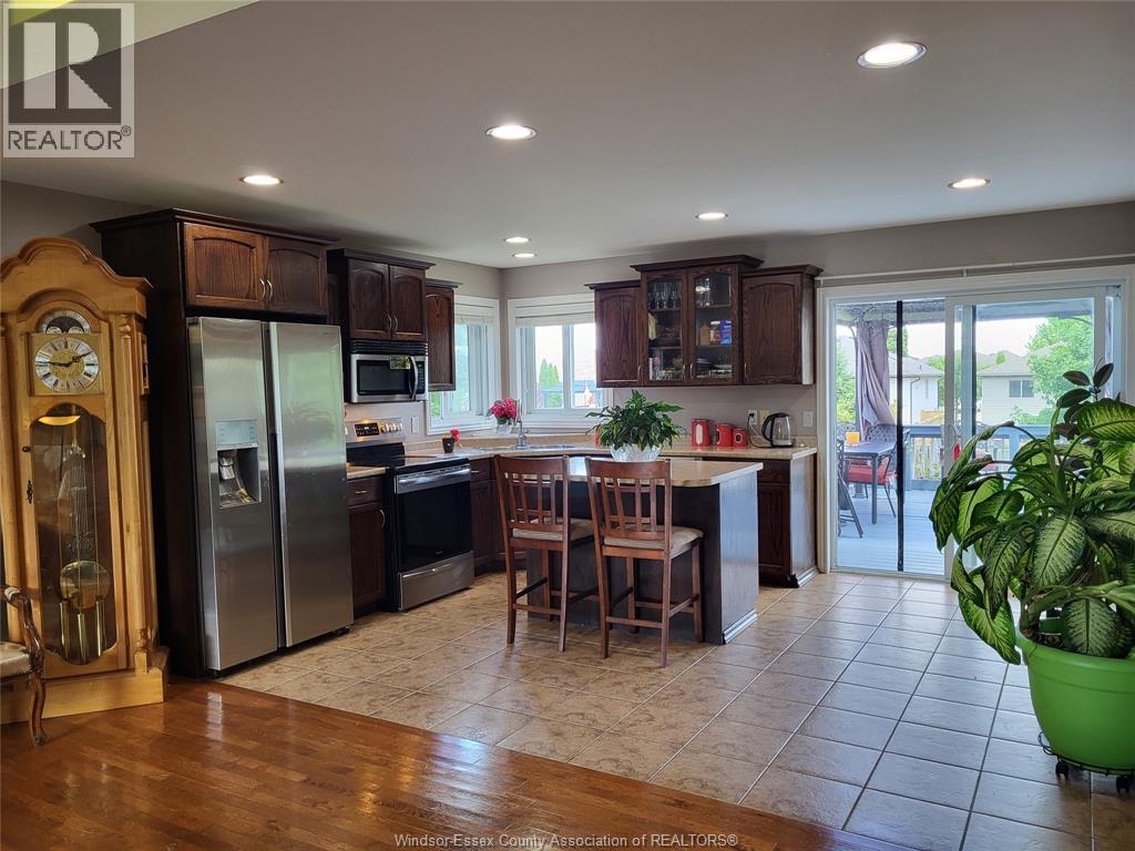 340 WHITE CRESCENT - 10