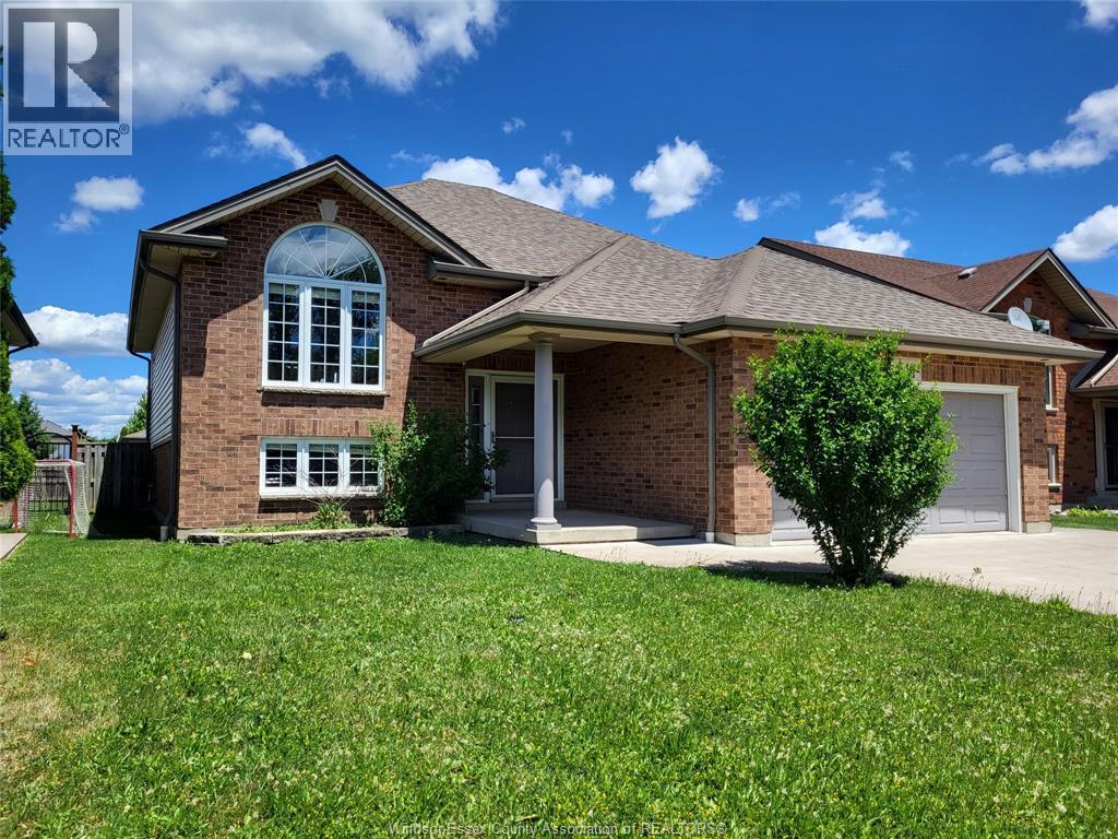340 WHITE CRESCENT - 1