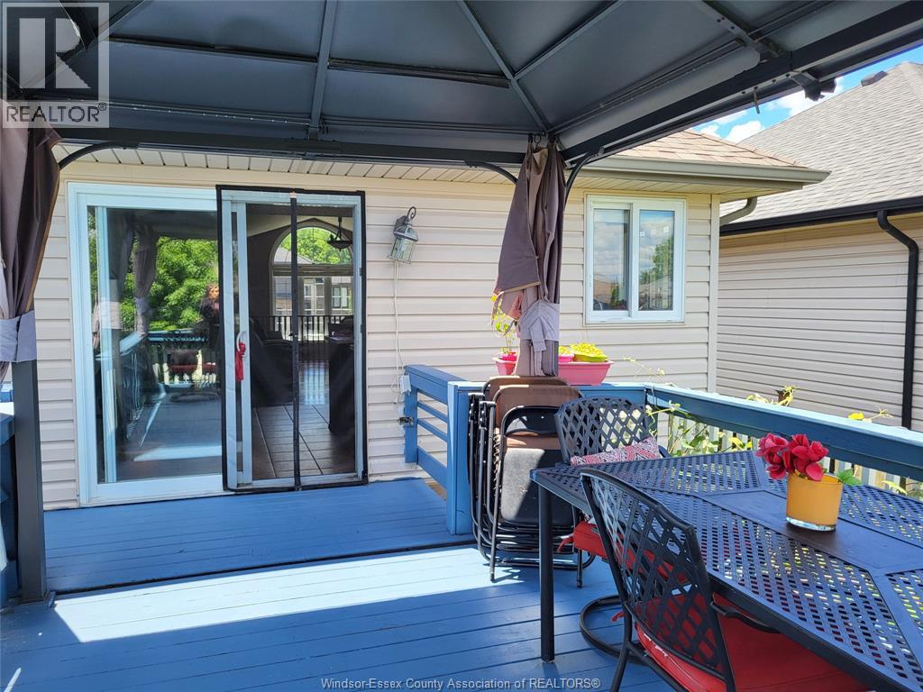 340 WHITE CRESCENT - 34