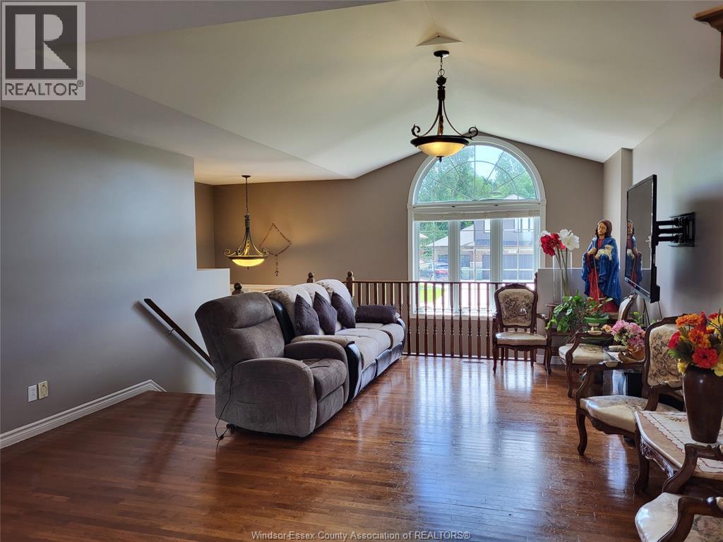 340 WHITE CRESCENT - 4