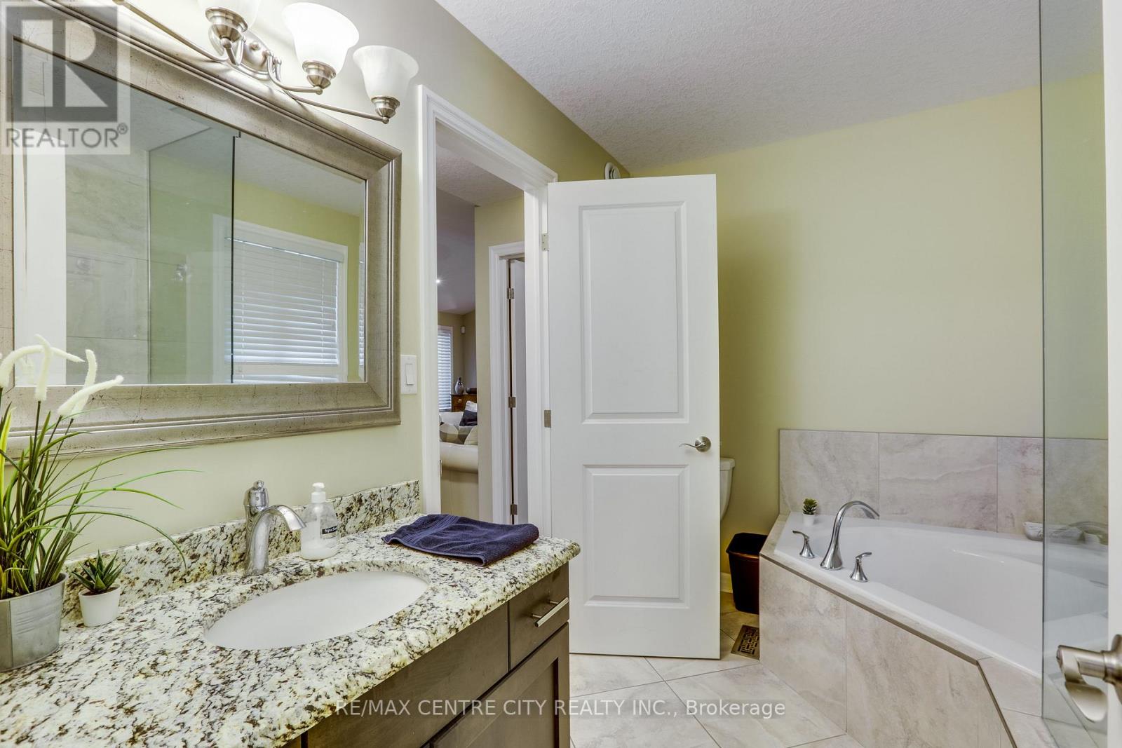 2898 BIDDULPH STREET - 23