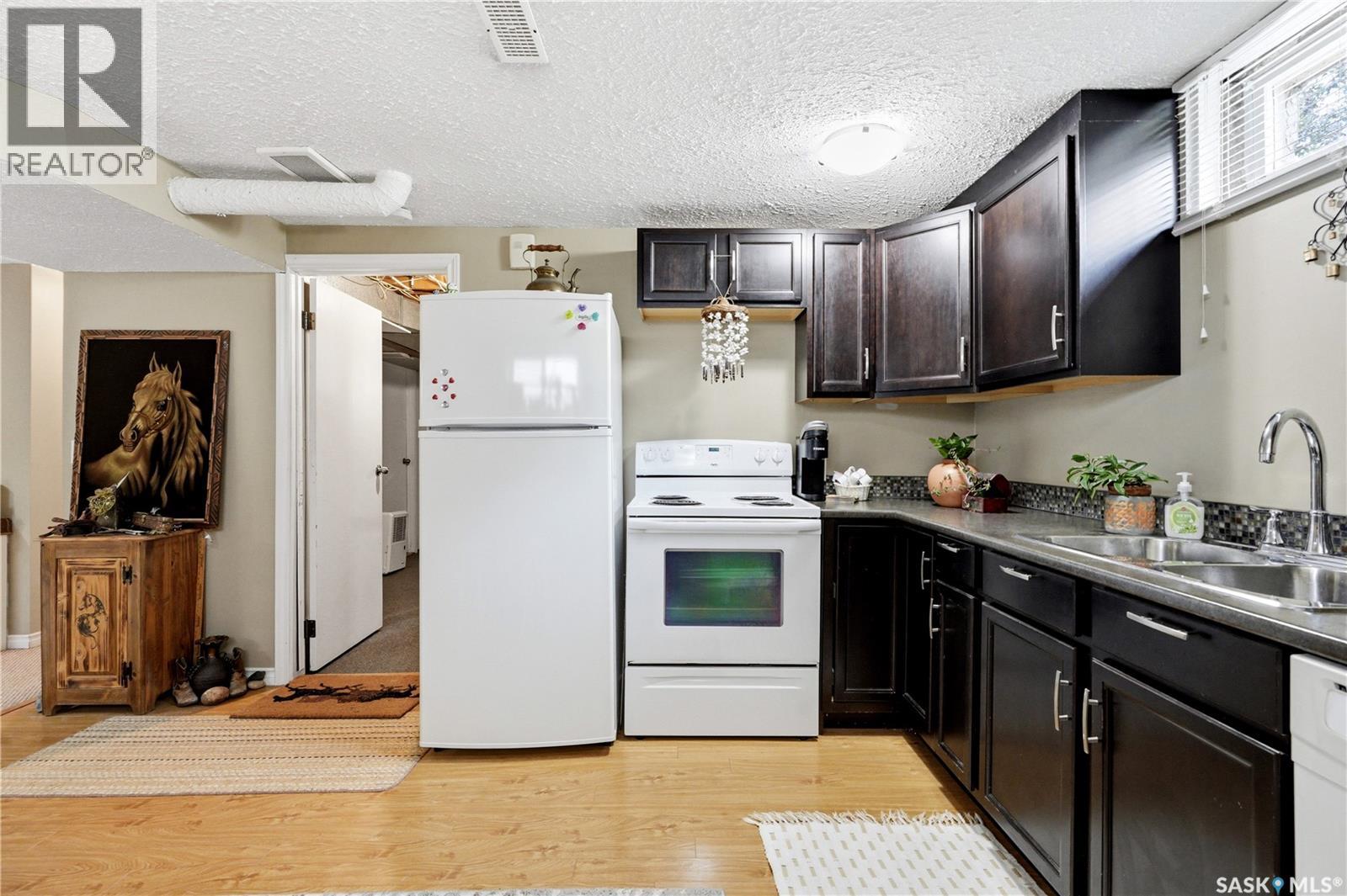 130 Birch CRESCENT — photo 35