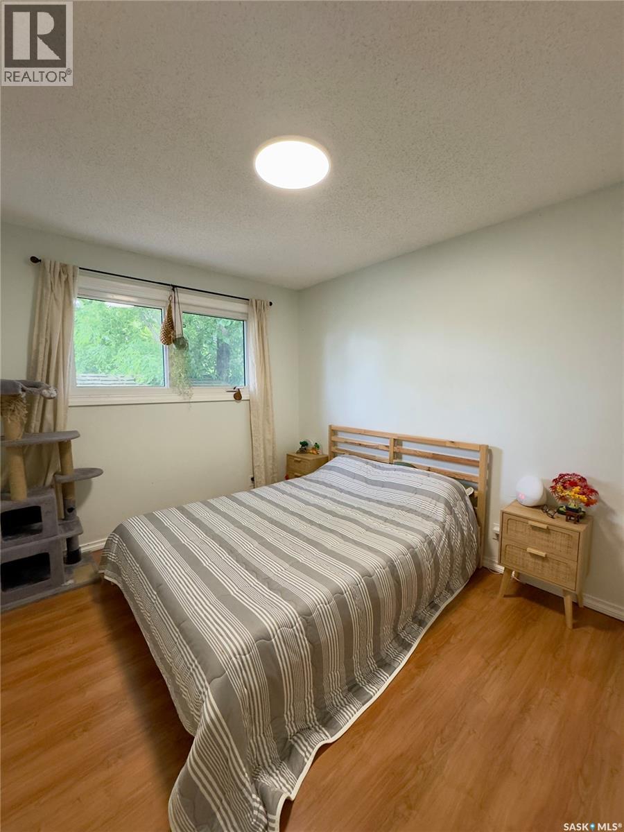 6007 Neufeld AVENUE — photo 12