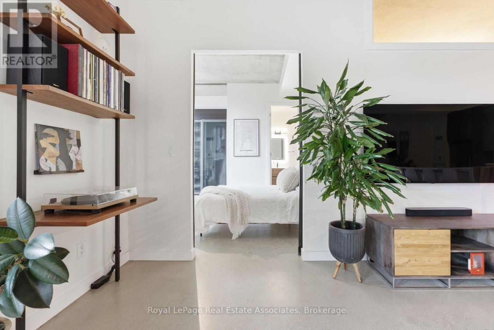#204 19 BRANT STREET - 18
