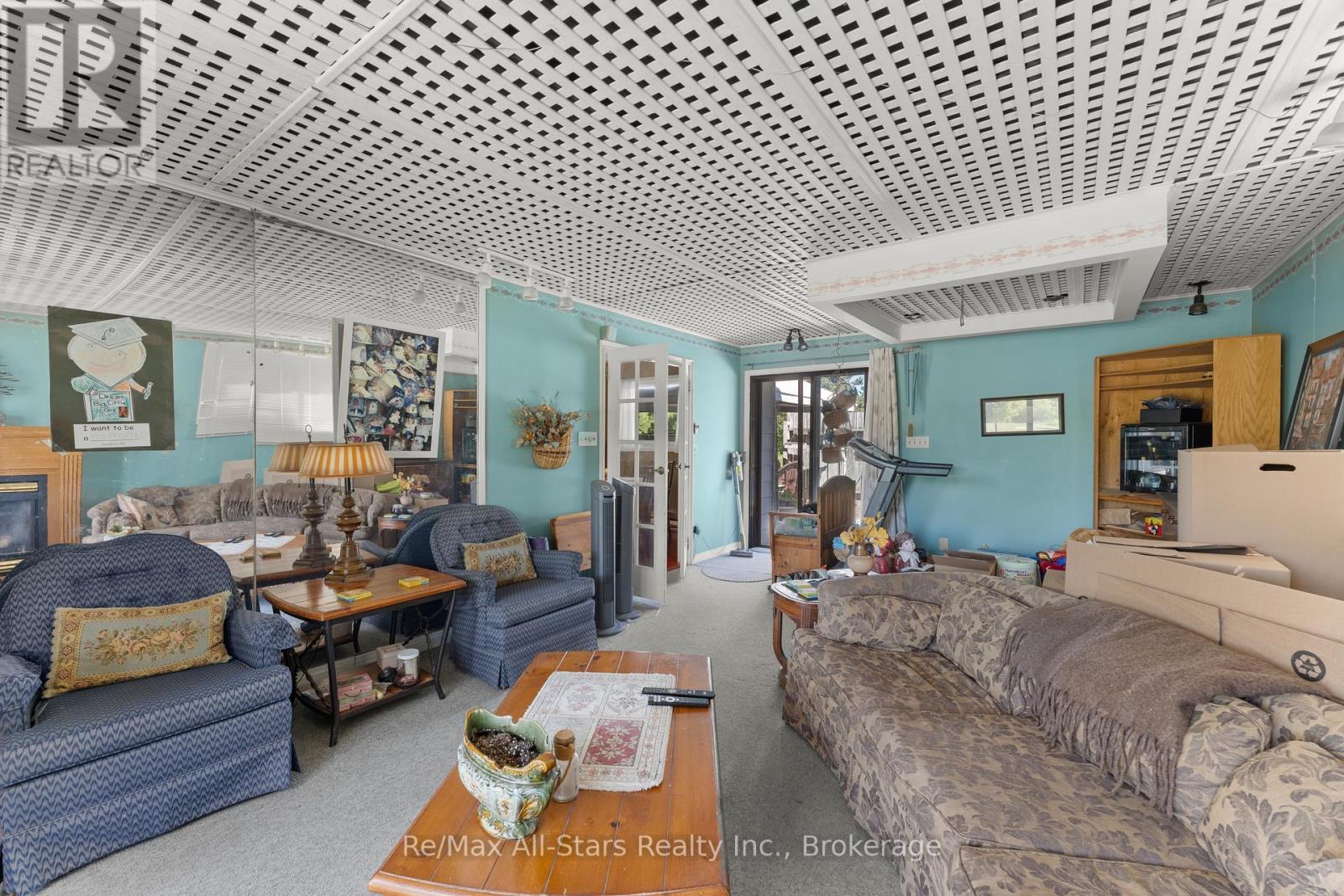 19 JANET DRIVE - 23