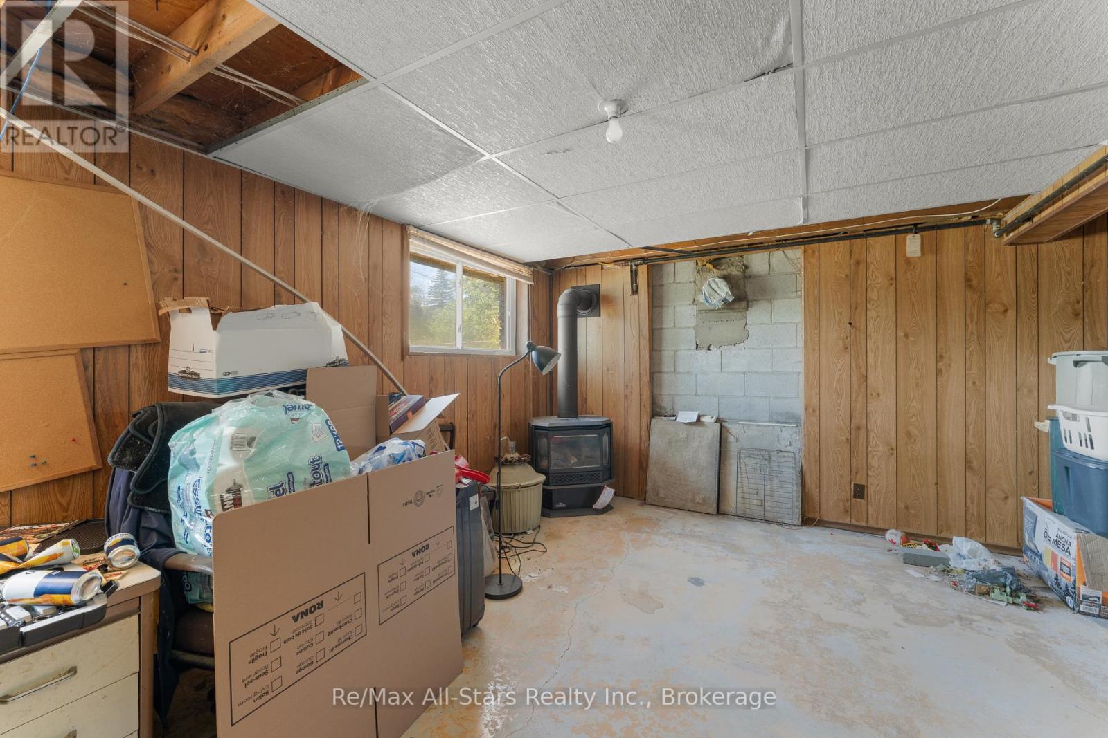 19 JANET DRIVE - 24