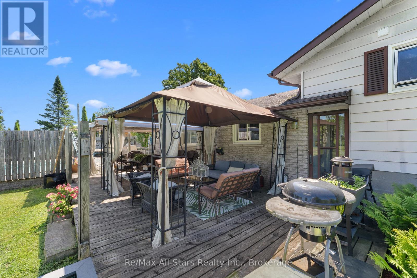 19 JANET DRIVE - 32