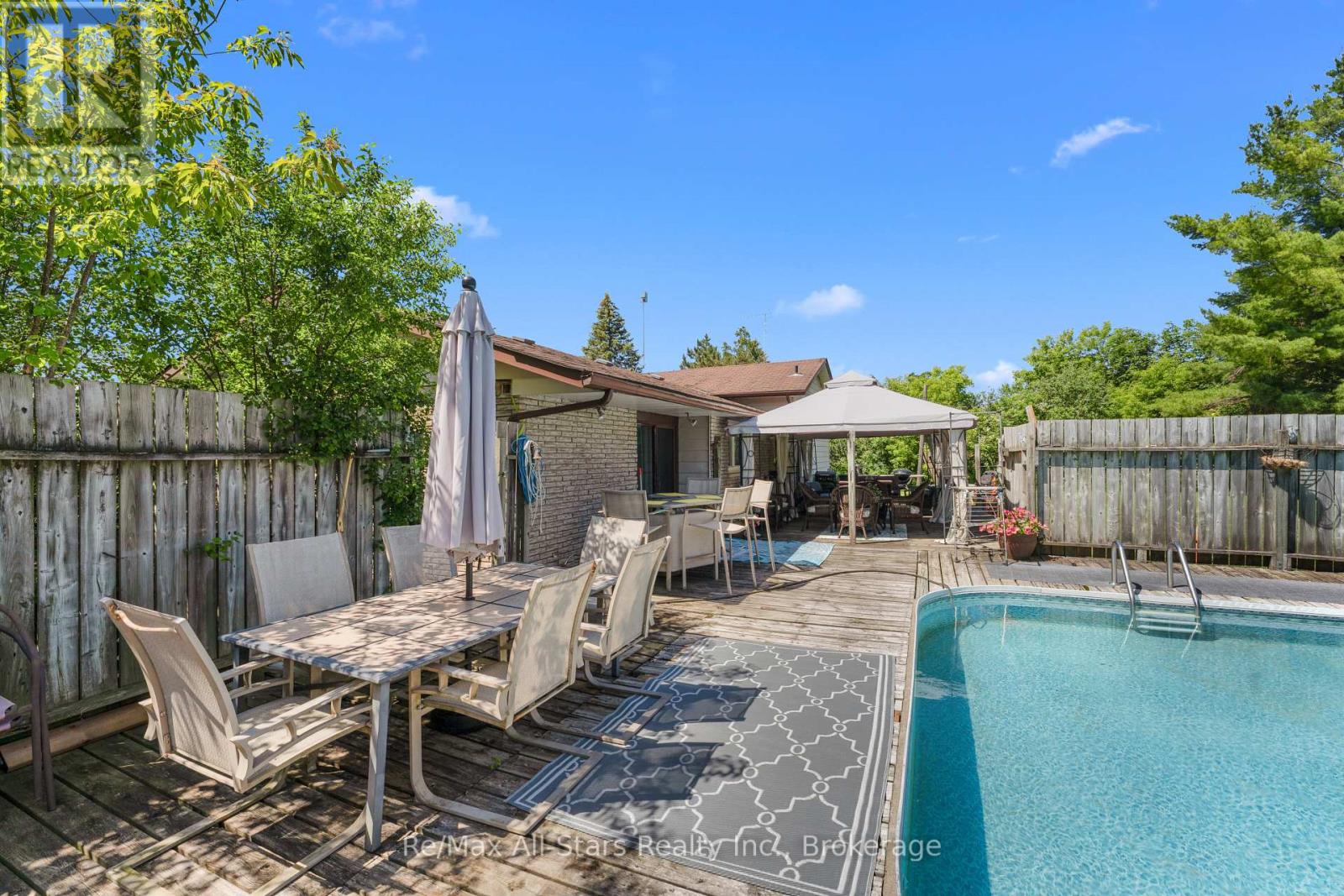 19 JANET DRIVE - 33