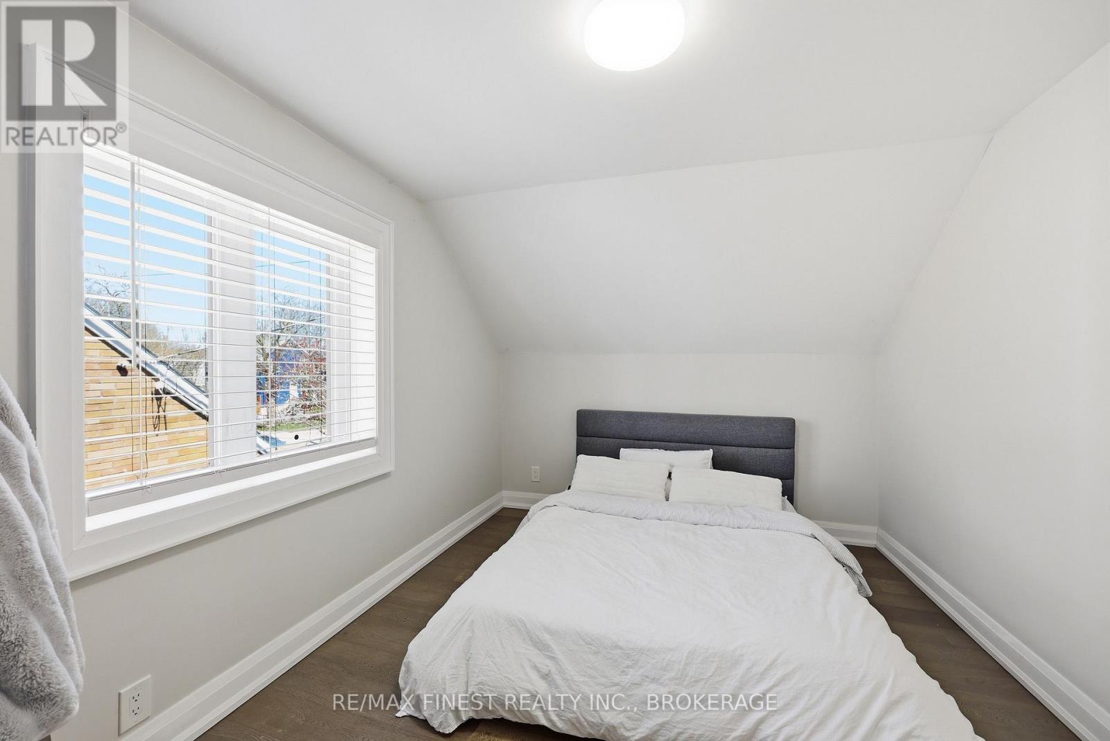 258 COLLEGE STREET - 23