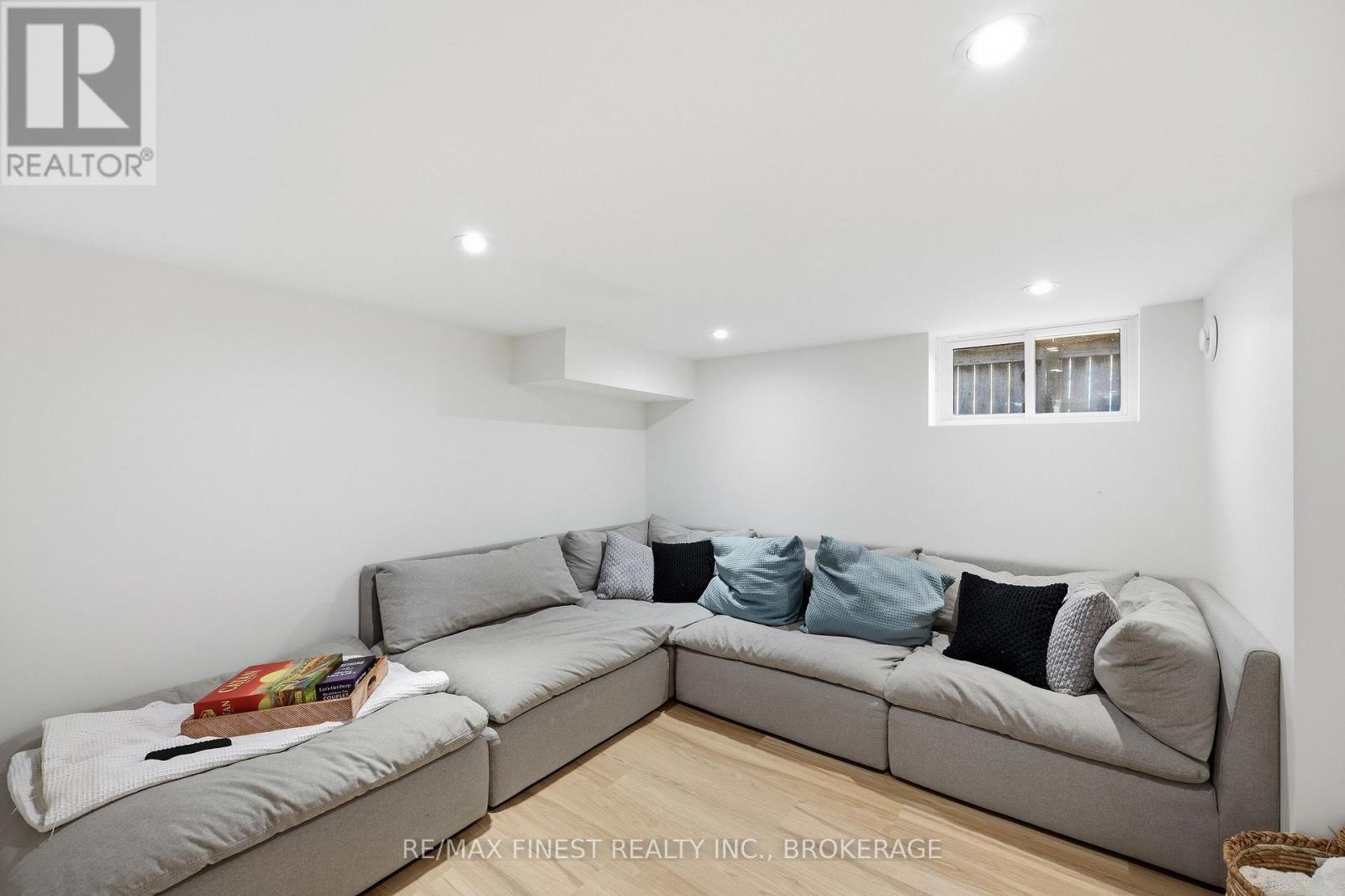 258 COLLEGE STREET - 32