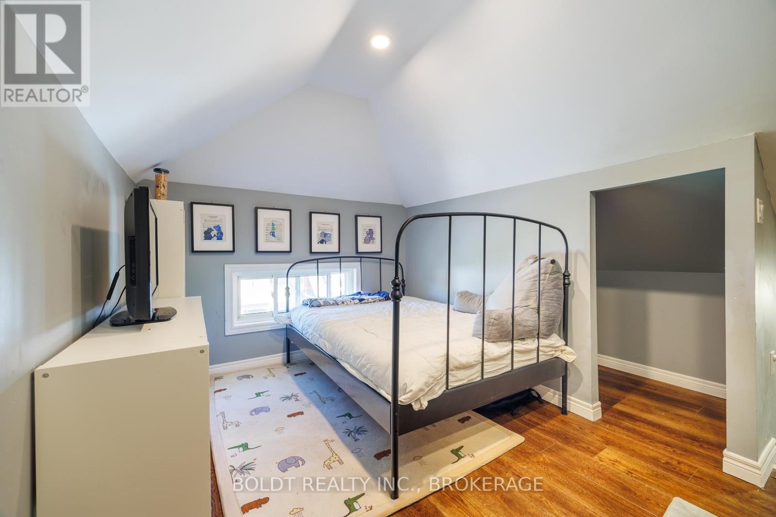 5285 THIRD AVENUE - 17