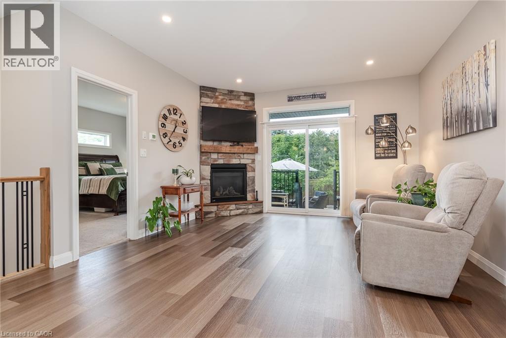 82 ROWE Avenue - 13