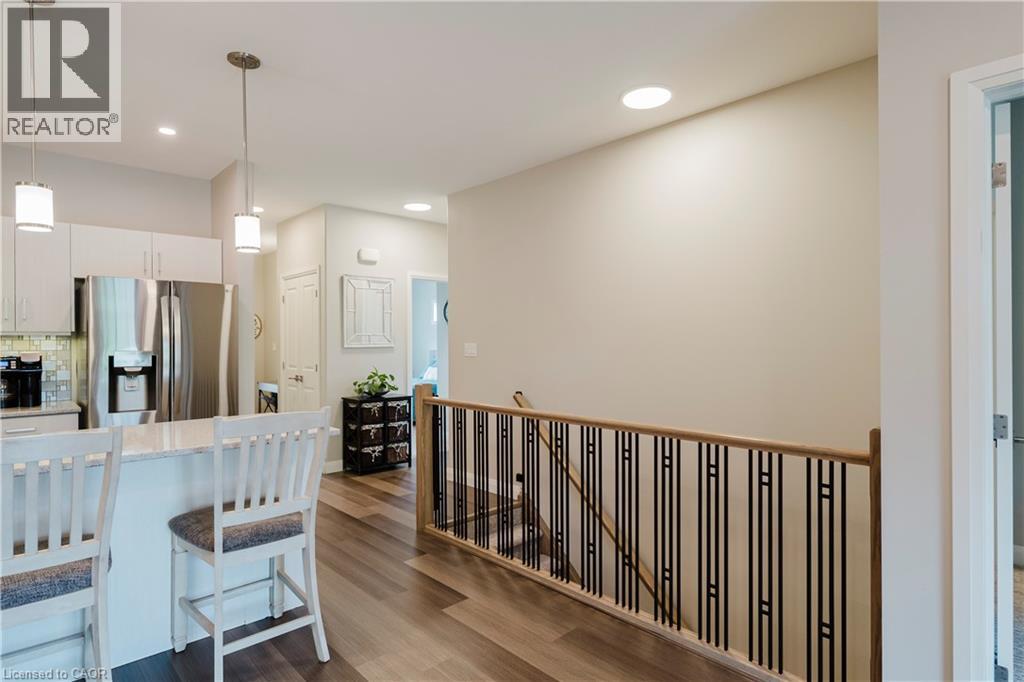 82 ROWE Avenue - 21