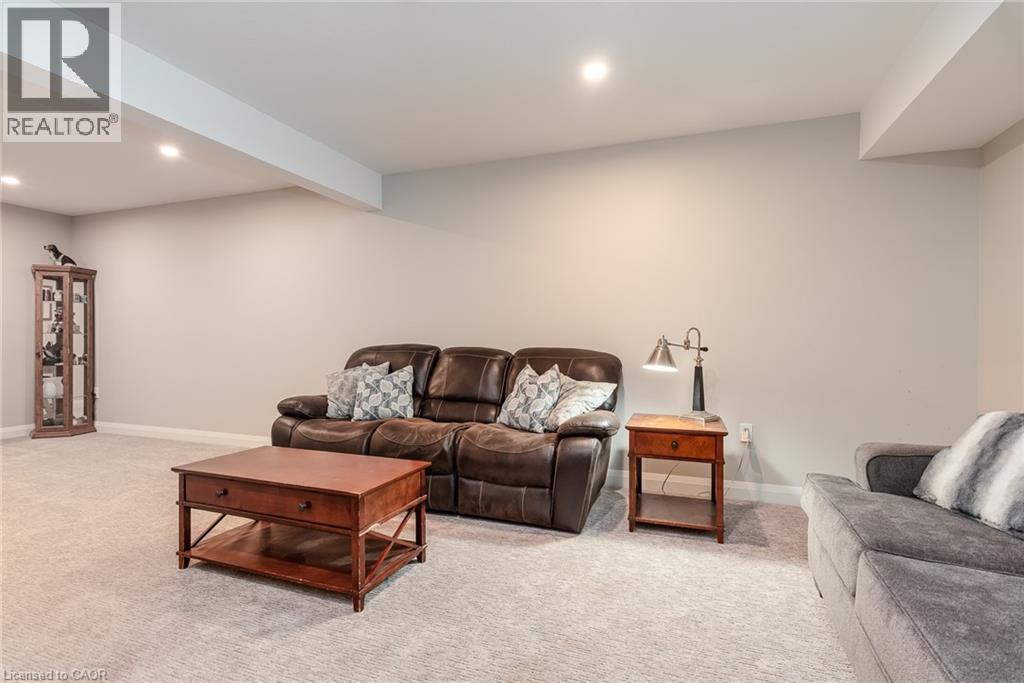 82 ROWE Avenue - 35