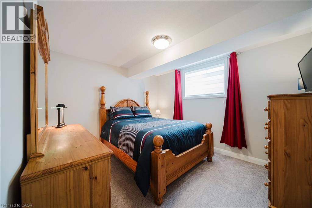 82 ROWE Avenue - 37