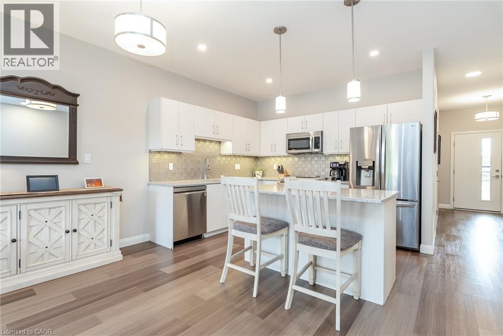 82 ROWE Avenue - 6