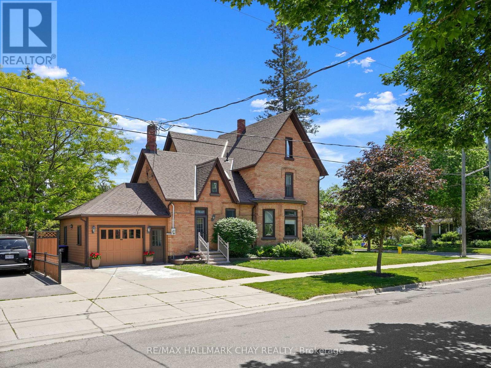 102 WELLINGTON STREET E - 1