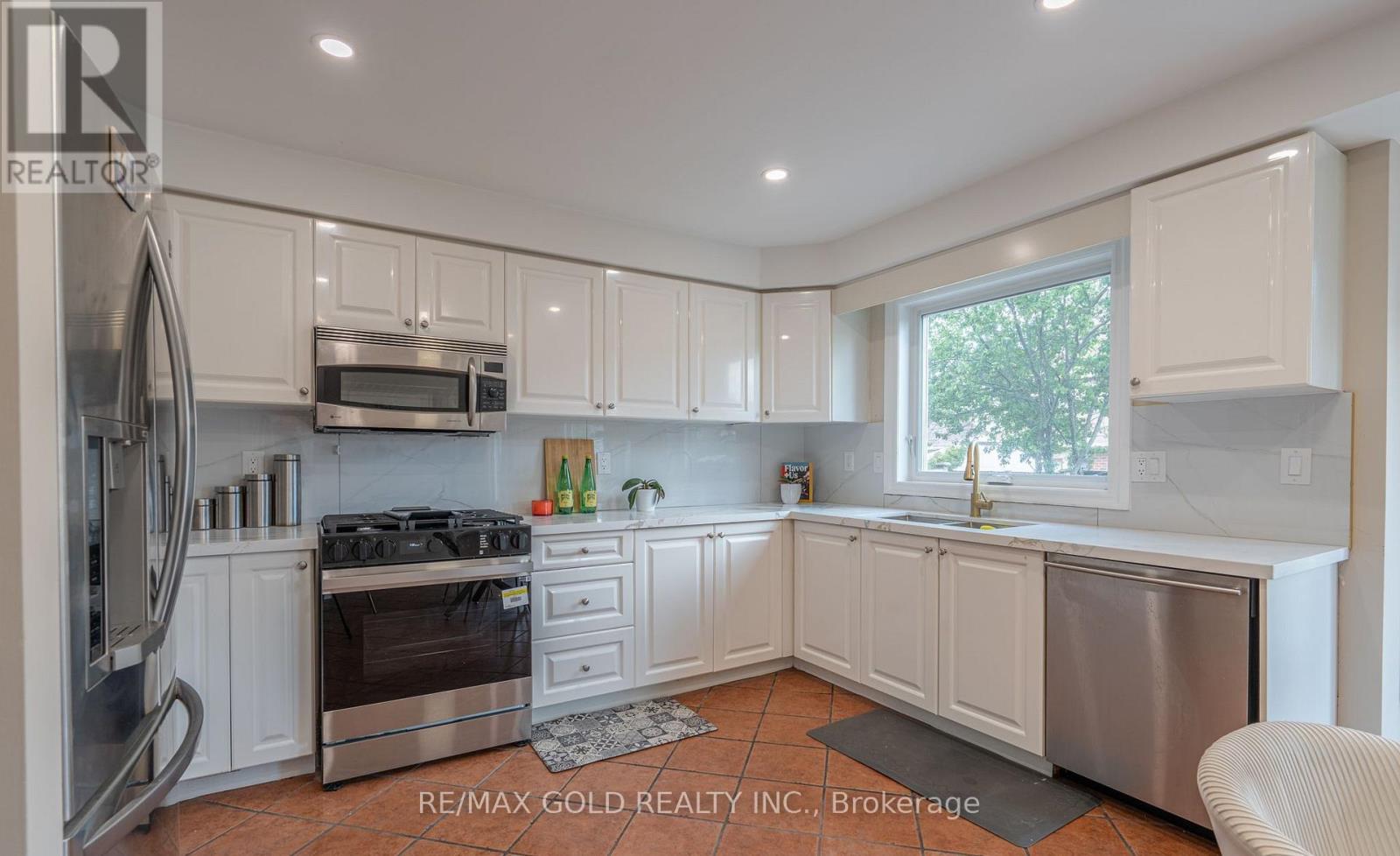 19 EAGLERIDGE DRIVE - 12
