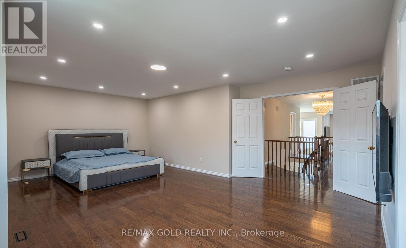 19 EAGLERIDGE DRIVE - 23