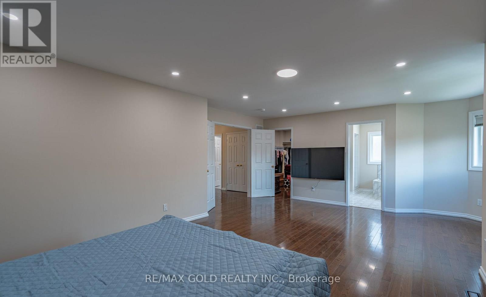 19 EAGLERIDGE DRIVE - 24