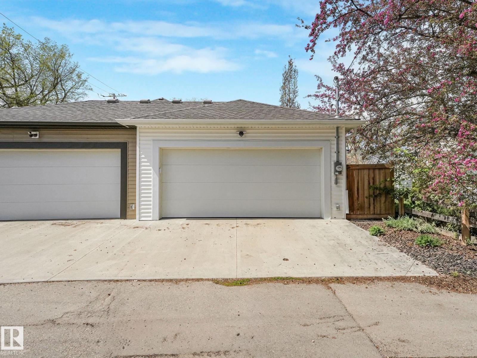 10221 135 ST NW - 55