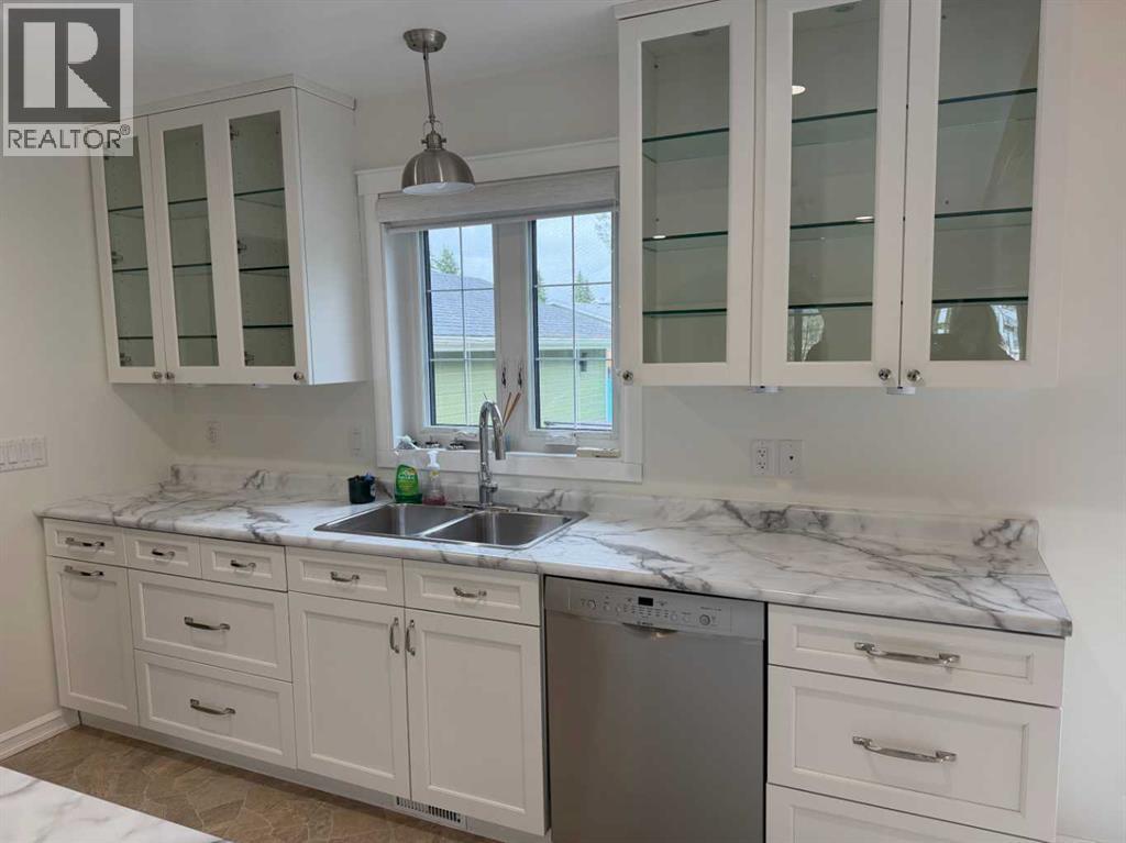 5709 57 Avenue - 11