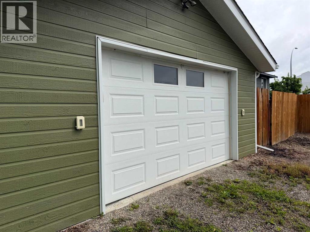 5709 57 Avenue - 40