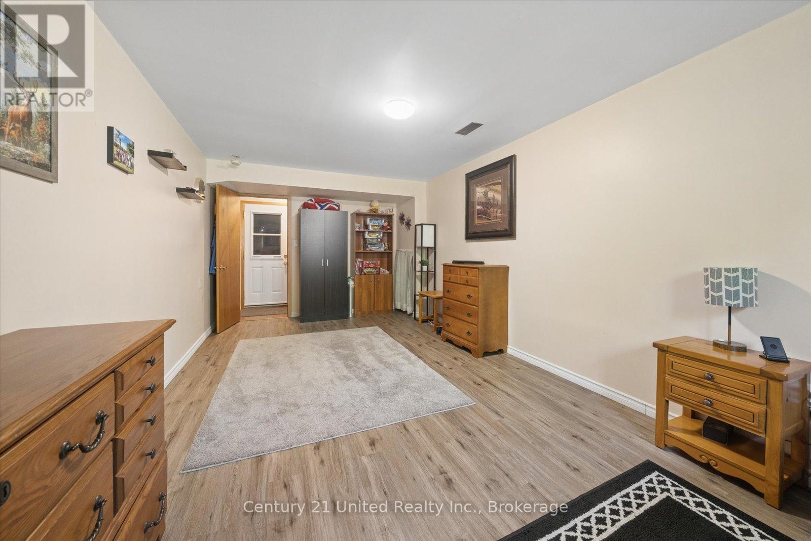 1824 MAPLERIDGE DRIVE - 33