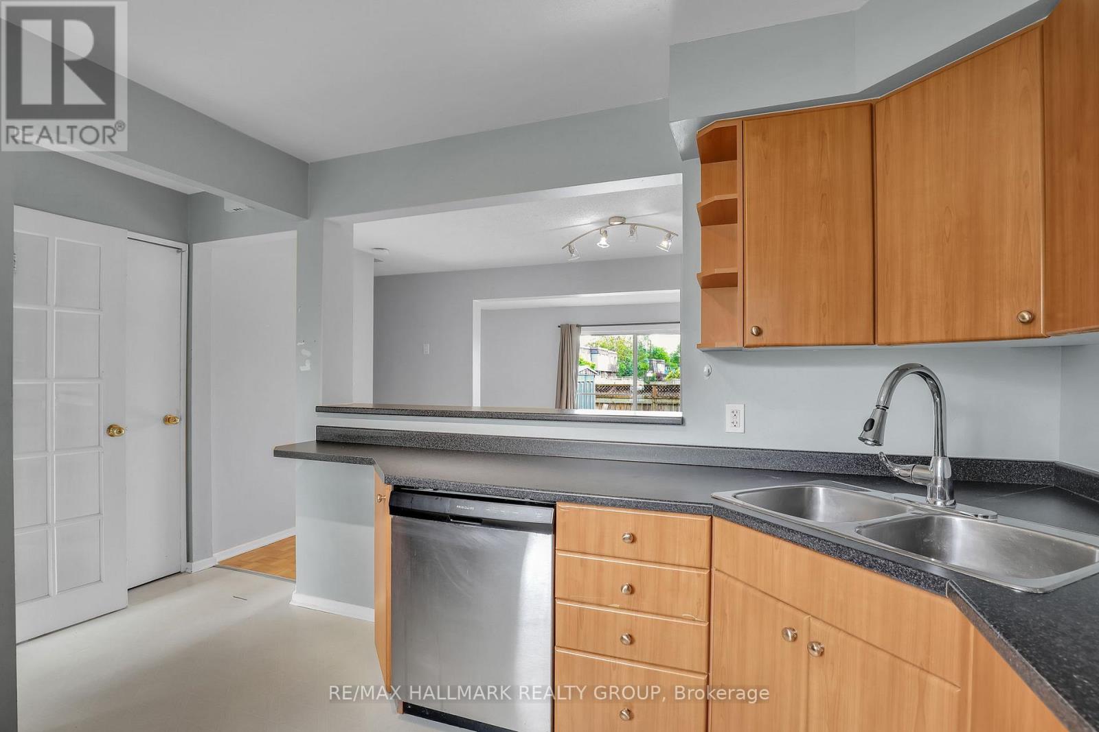 2912 FAIRLEA CRESCENT - 6