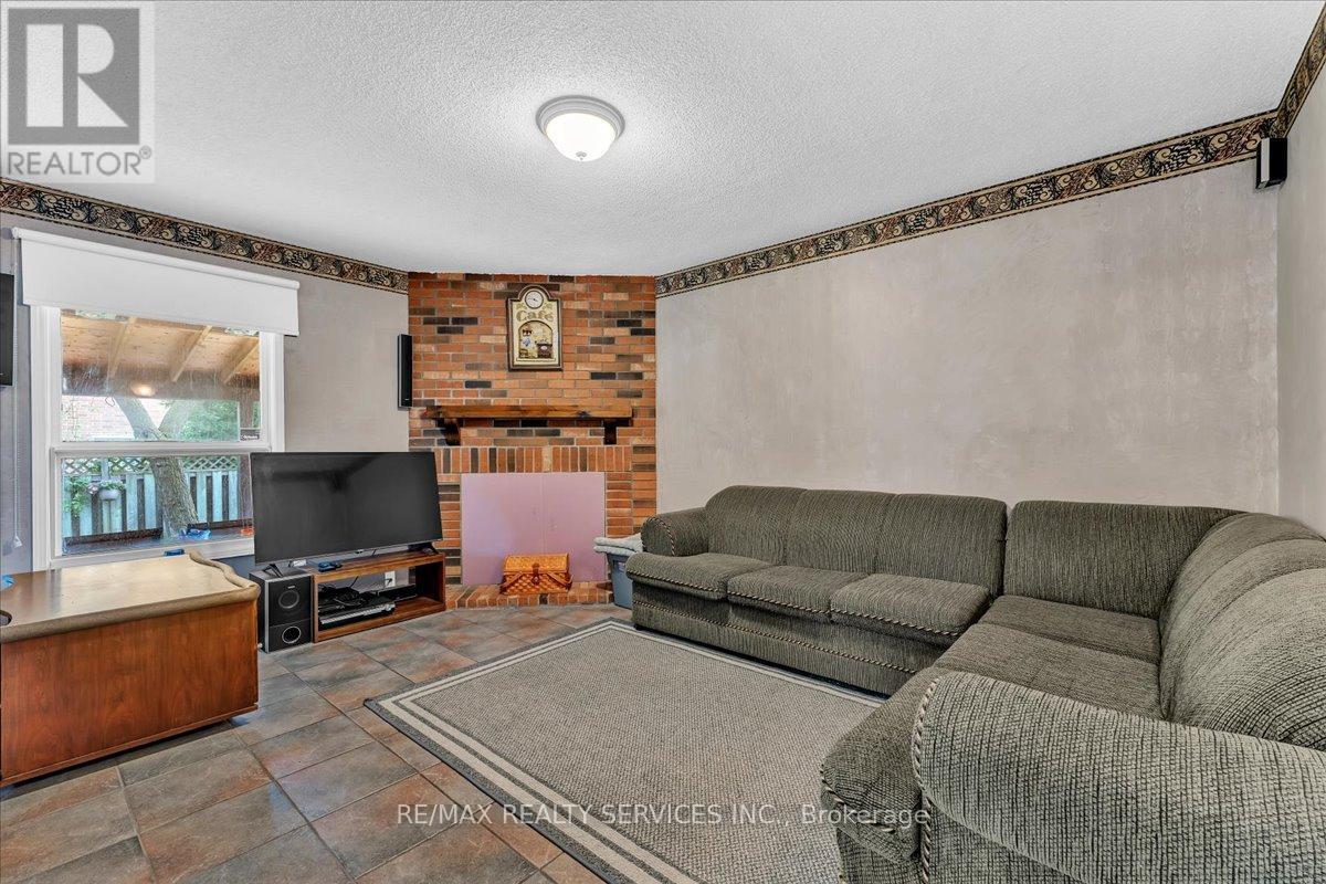 29 BRYDON CRESCENT - 13
