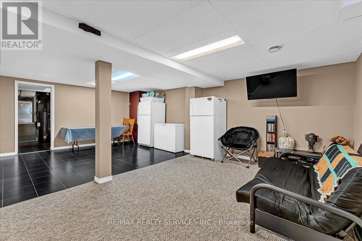 29 BRYDON CRESCENT - 32
