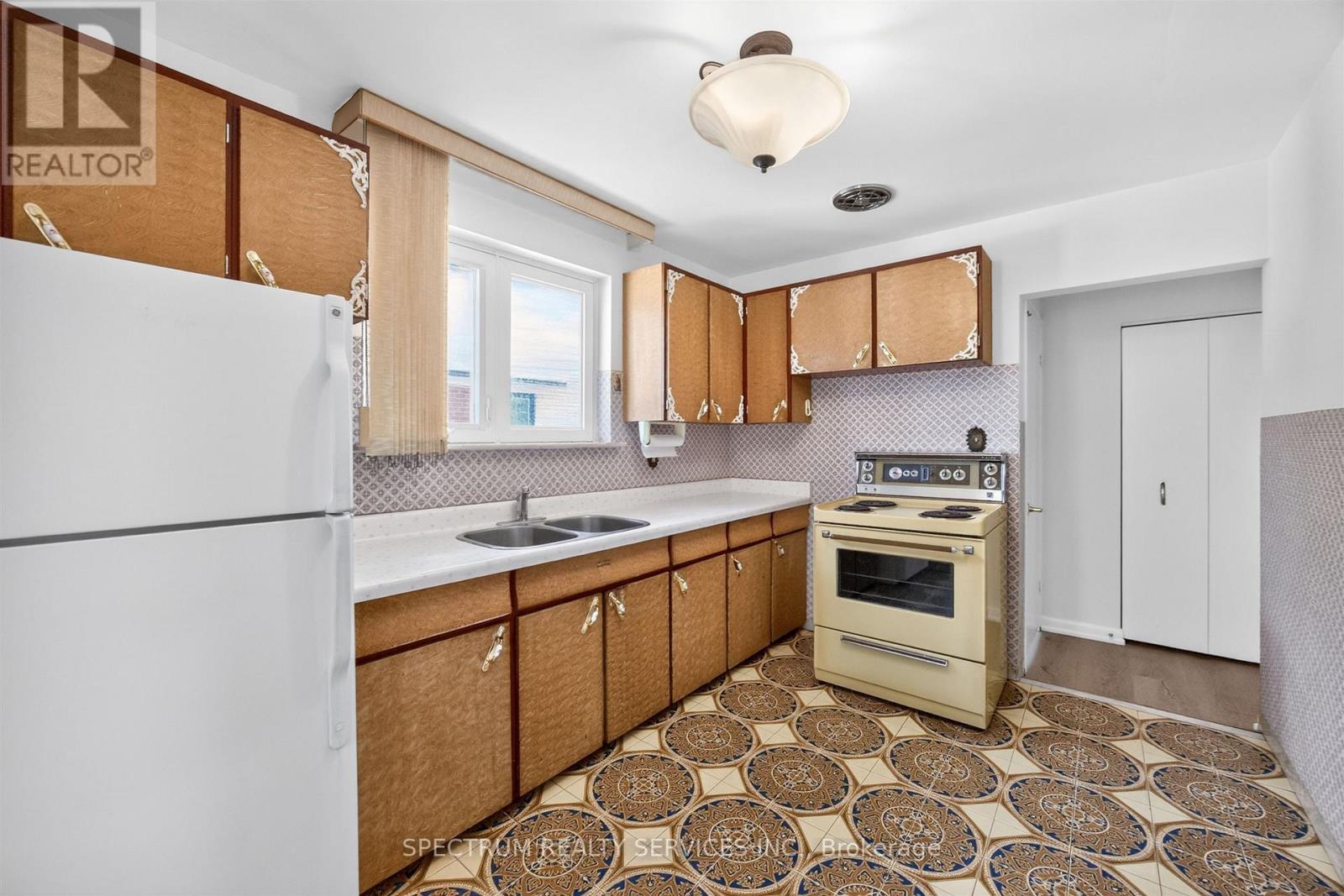 37 NEWLIN CRESCENT - 20