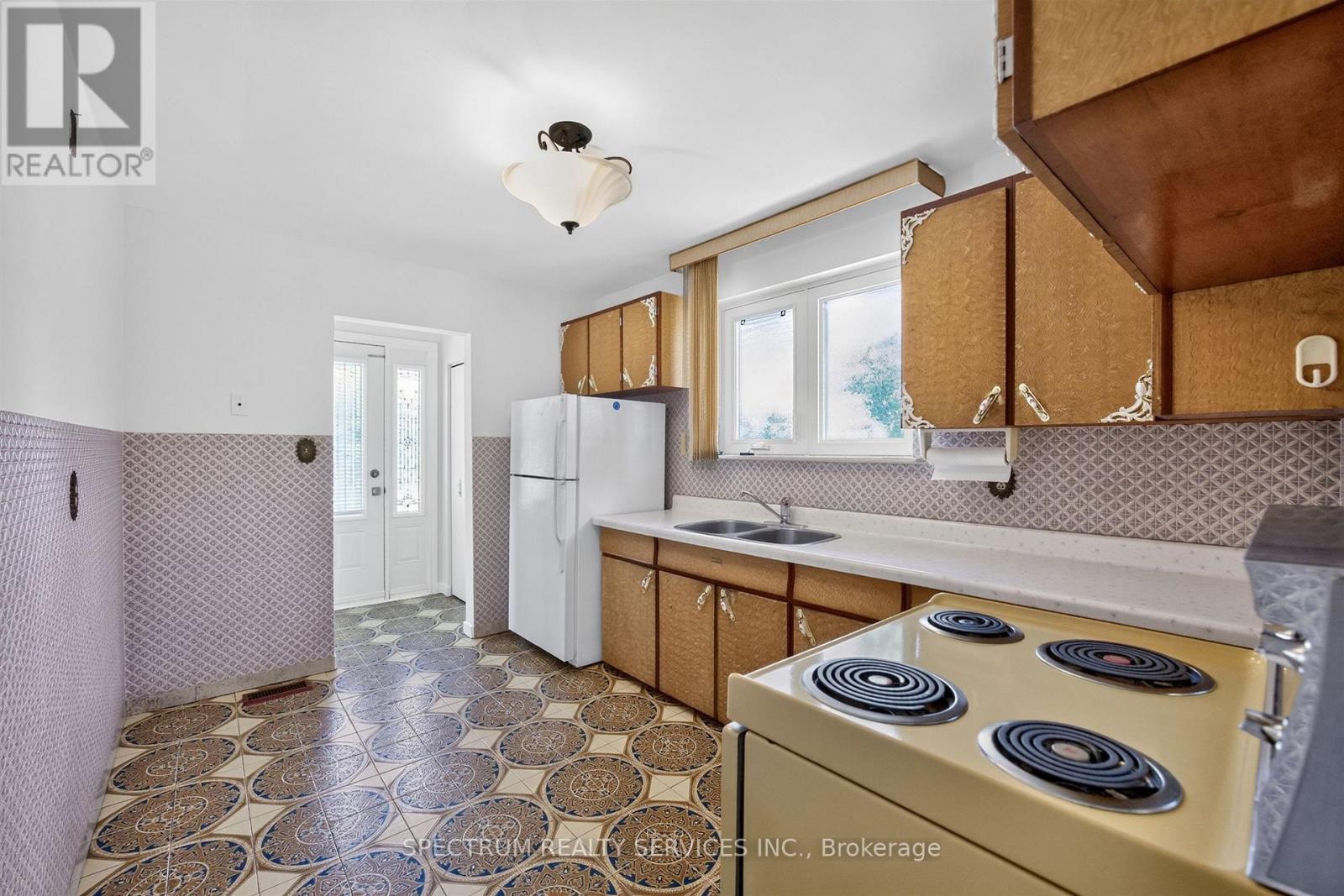 37 NEWLIN CRESCENT - 22