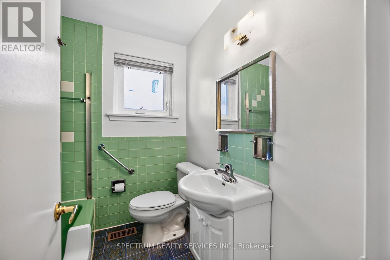 37 NEWLIN CRESCENT - 31