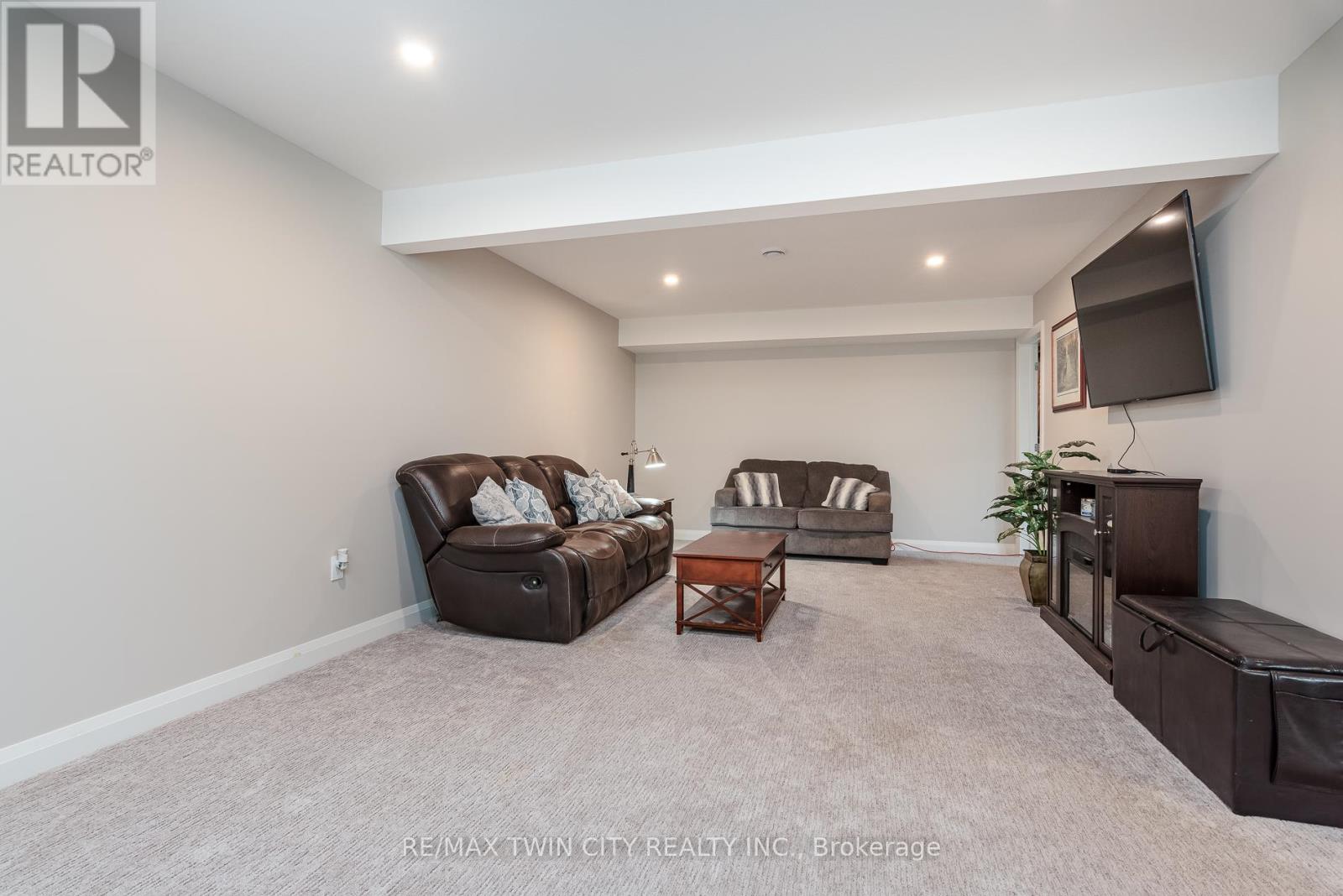 82 ROWE AVENUE - 28