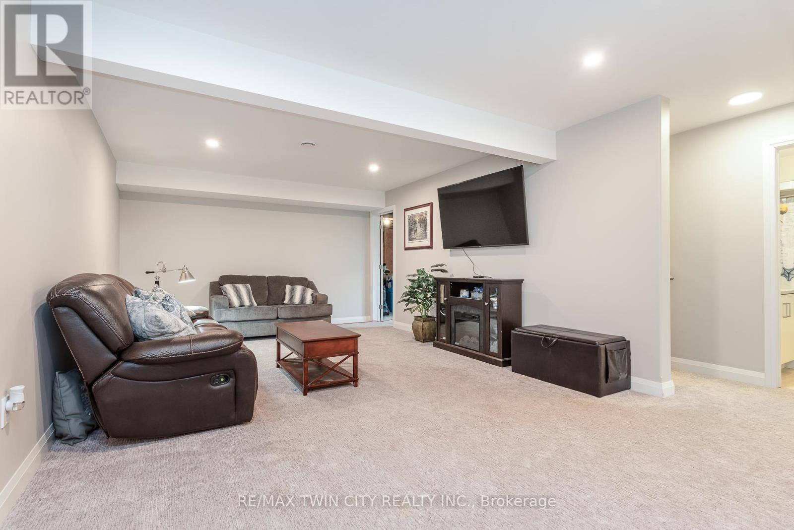 82 ROWE AVENUE - 29