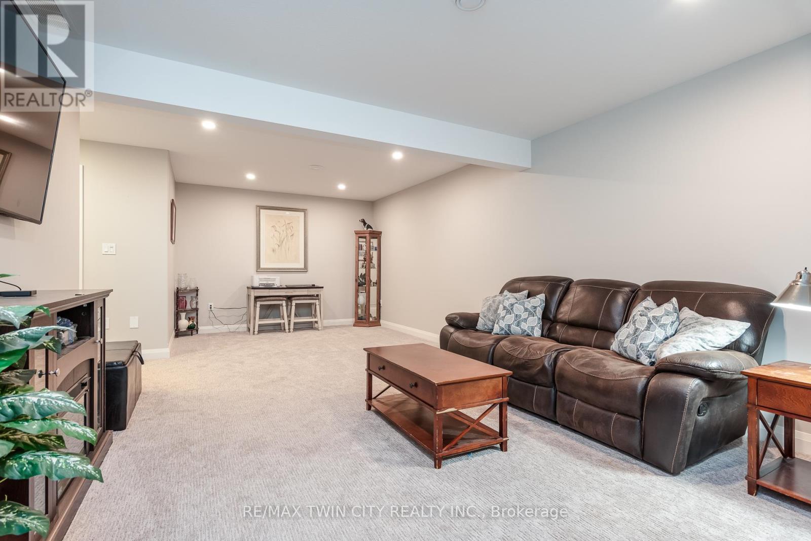 82 ROWE AVENUE - 31