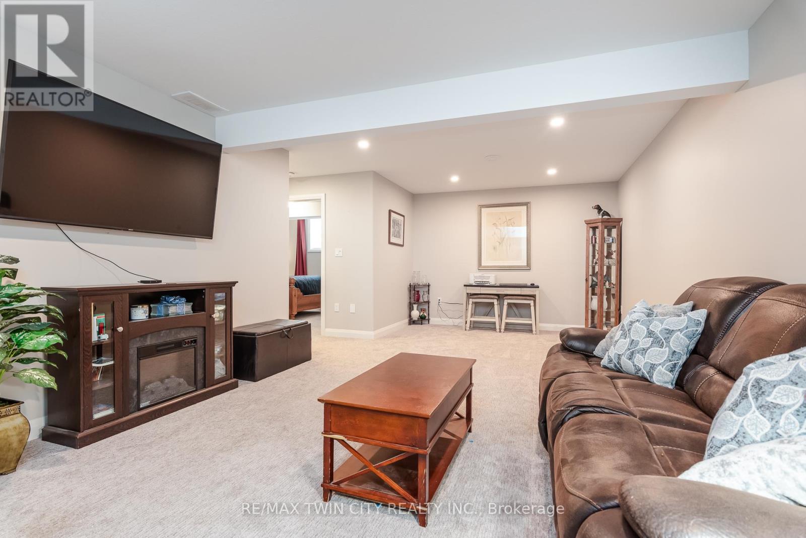 82 ROWE AVENUE - 32