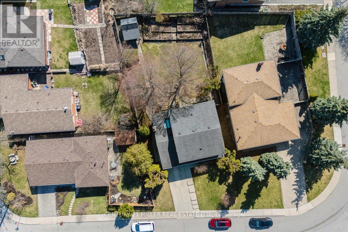 5 CORTINA CRESCENT - 27