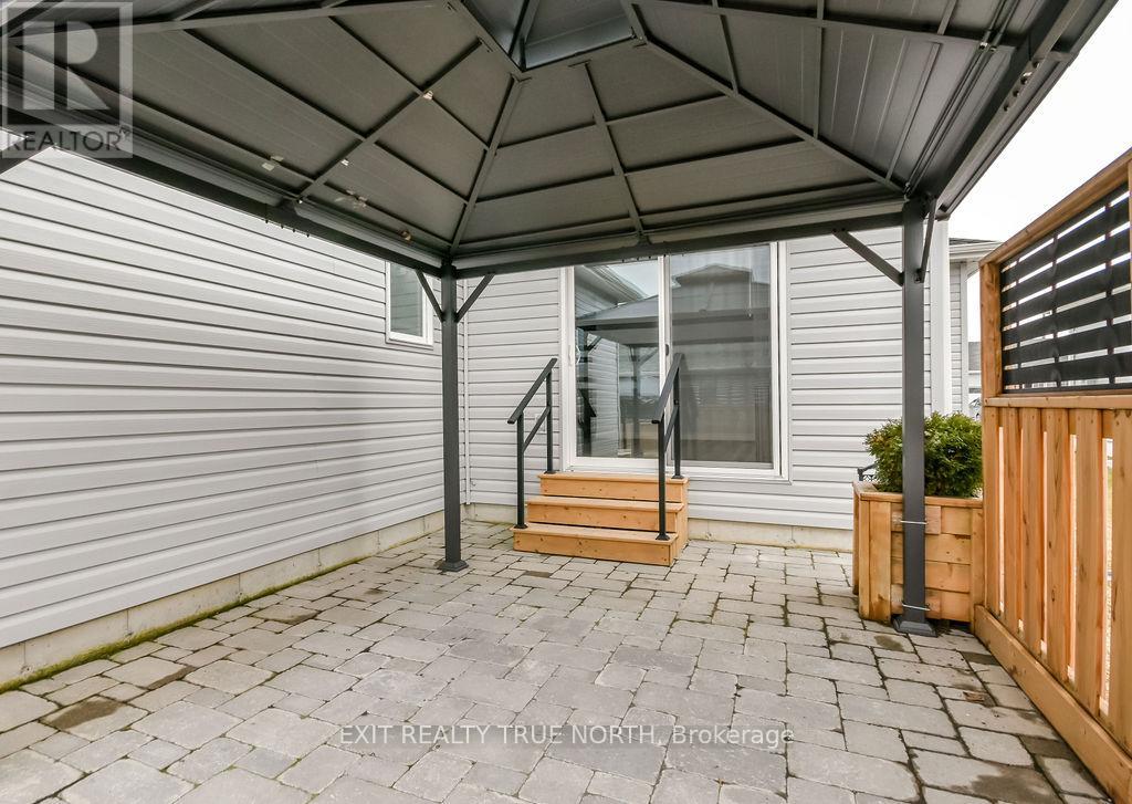 8 SINCLAIR CRESCENT - 31