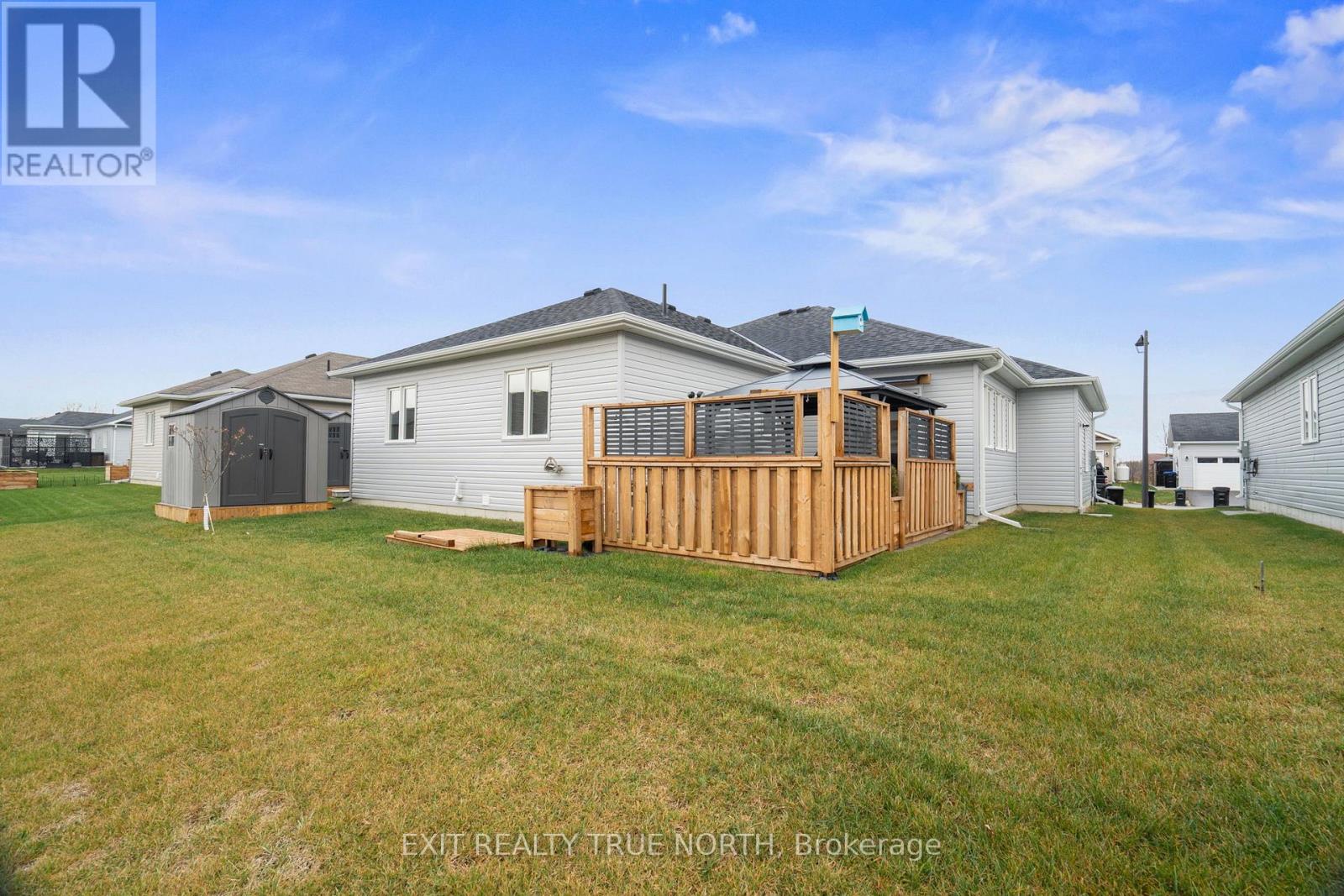 8 SINCLAIR CRESCENT - 32