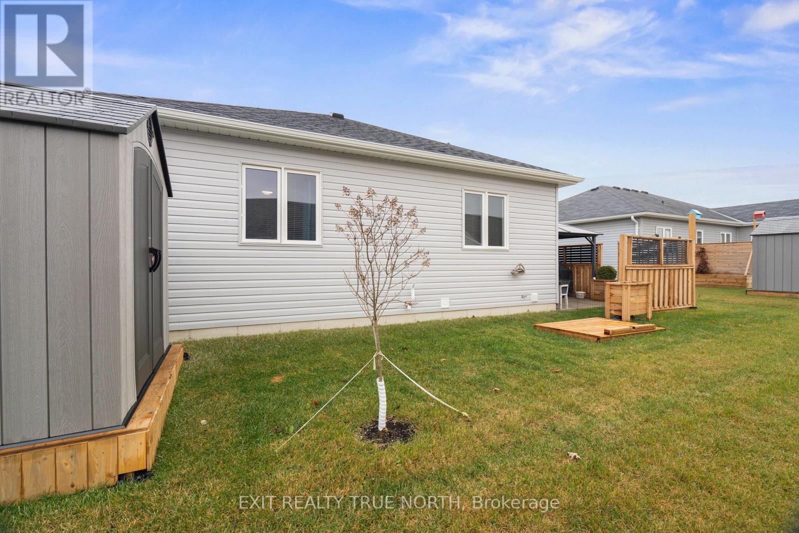 8 SINCLAIR CRESCENT - 33
