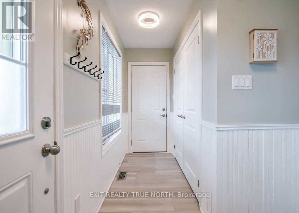 8 SINCLAIR CRESCENT - 6
