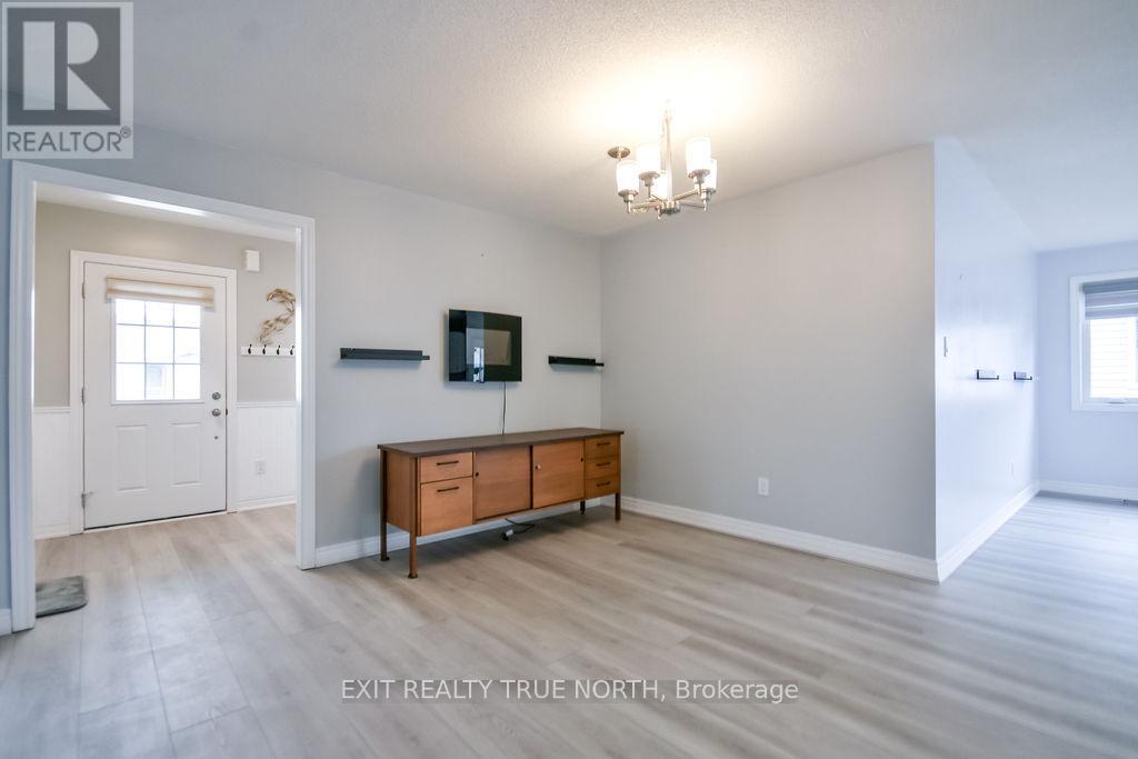 8 SINCLAIR CRESCENT - 7