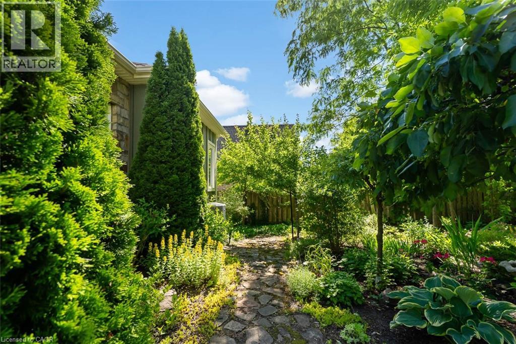 6 CREEKSIDE Drive - 42