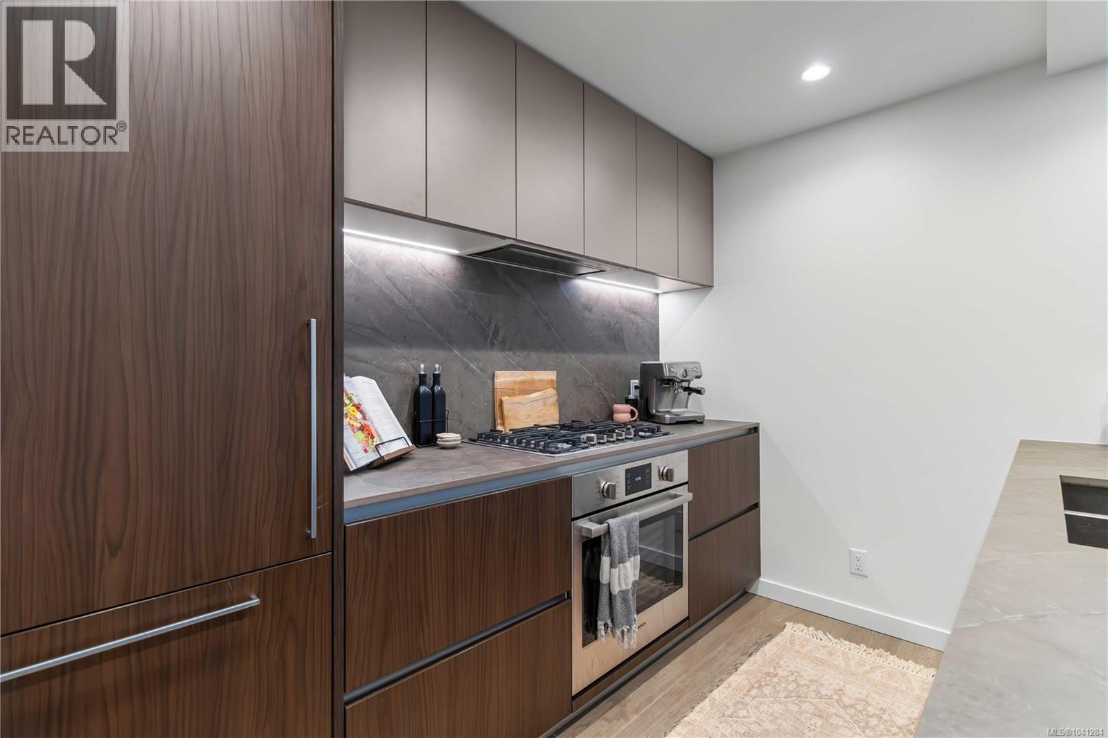 #1006 2000 Hannington Rd - 17