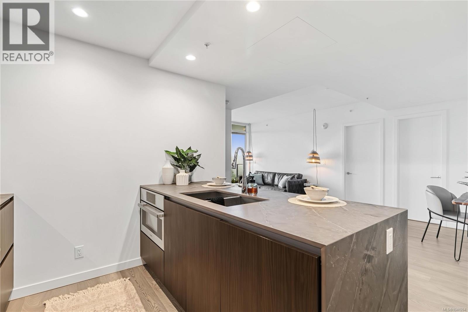 #1006 2000 Hannington Rd - 18